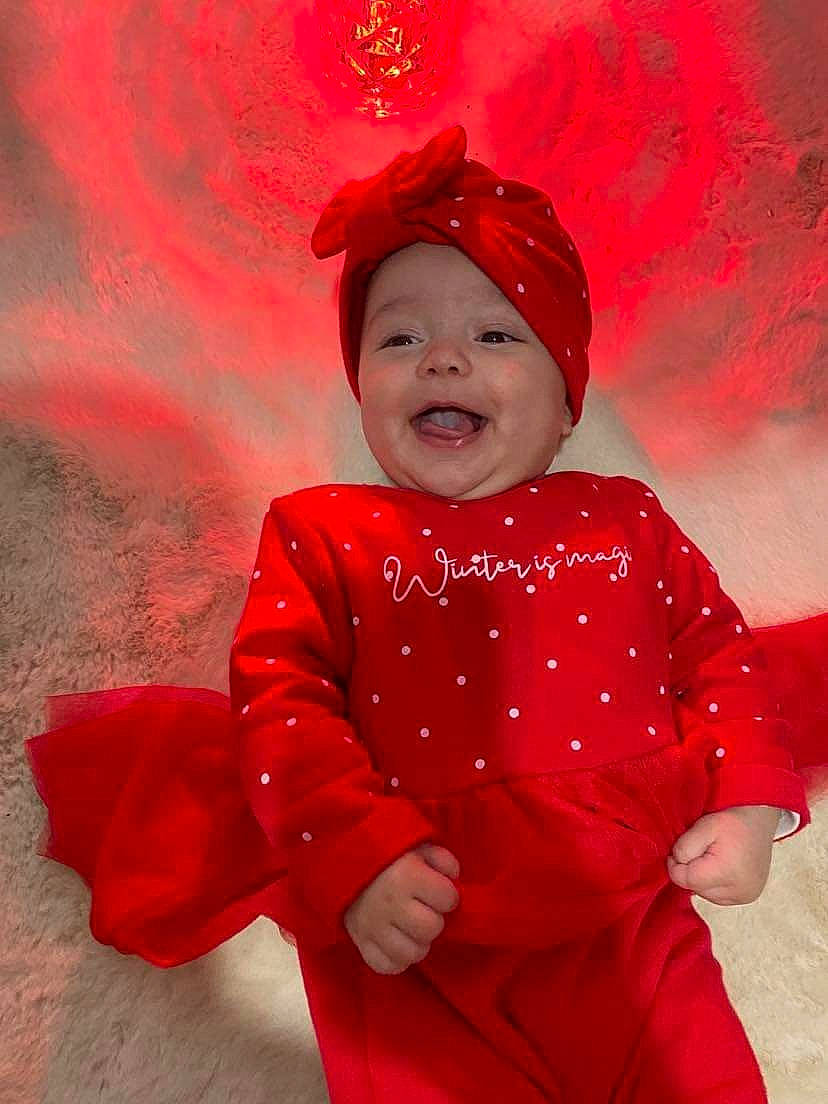 Sarah participe au concours pour gagner de l'argent avec cette photo : baby, baby_toddler_clothing, child, christmas_eve, event, fictional_character, flash_photography, fun, gesture, happy, headgear, headwear, holiday, magenta, pattern, people_in_nature, person, pink, sleeve, smile