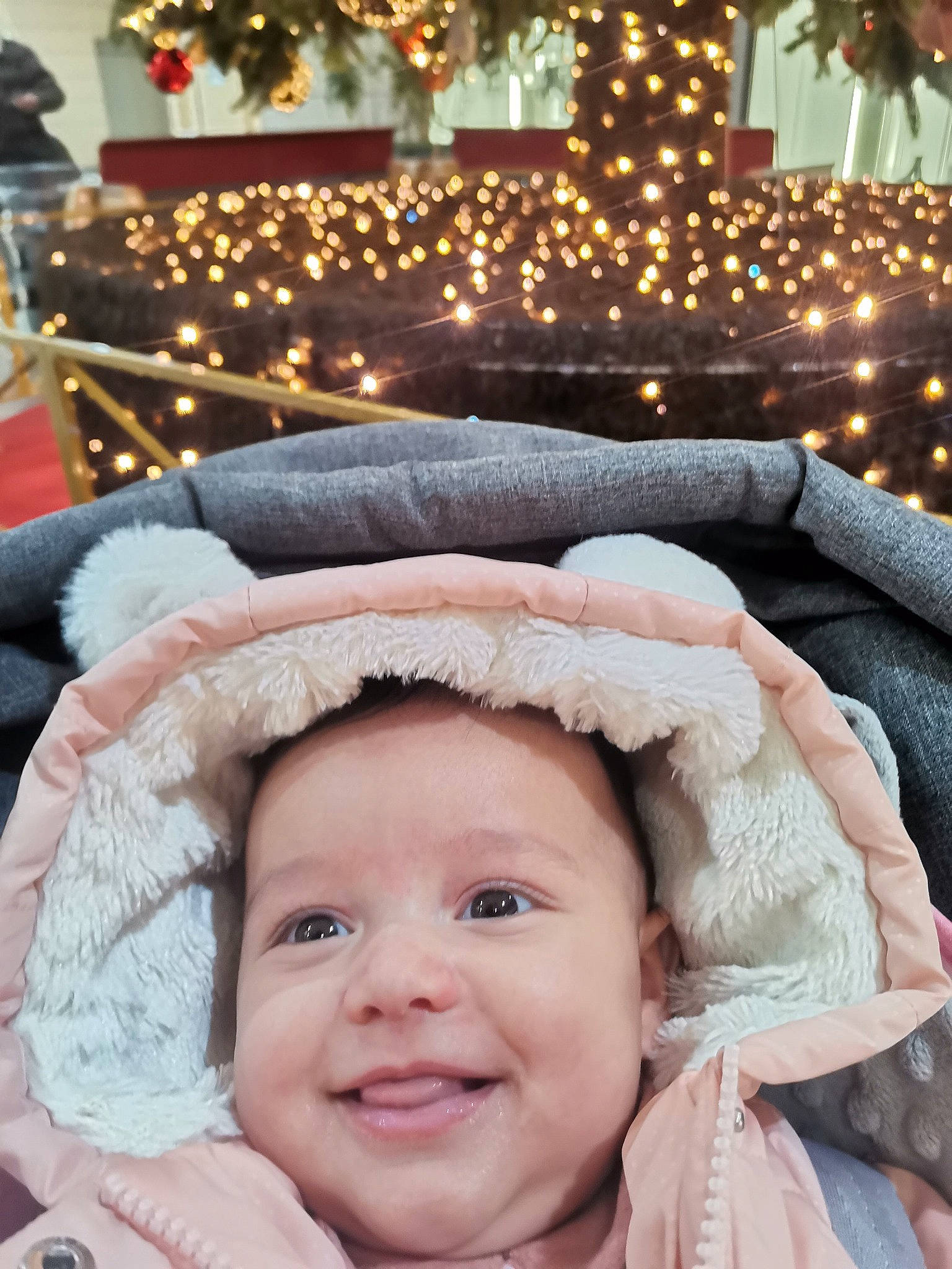 Sarah a rejoint le concours — aidez-le/la à gagner de superbes lots ! baby, cheek, christmas, christmas_decoration, comfort, decoration, event, fun, fur, happy, headwear, holiday, joy, light, living_room, ornament, person, photograph, smile, snapshot