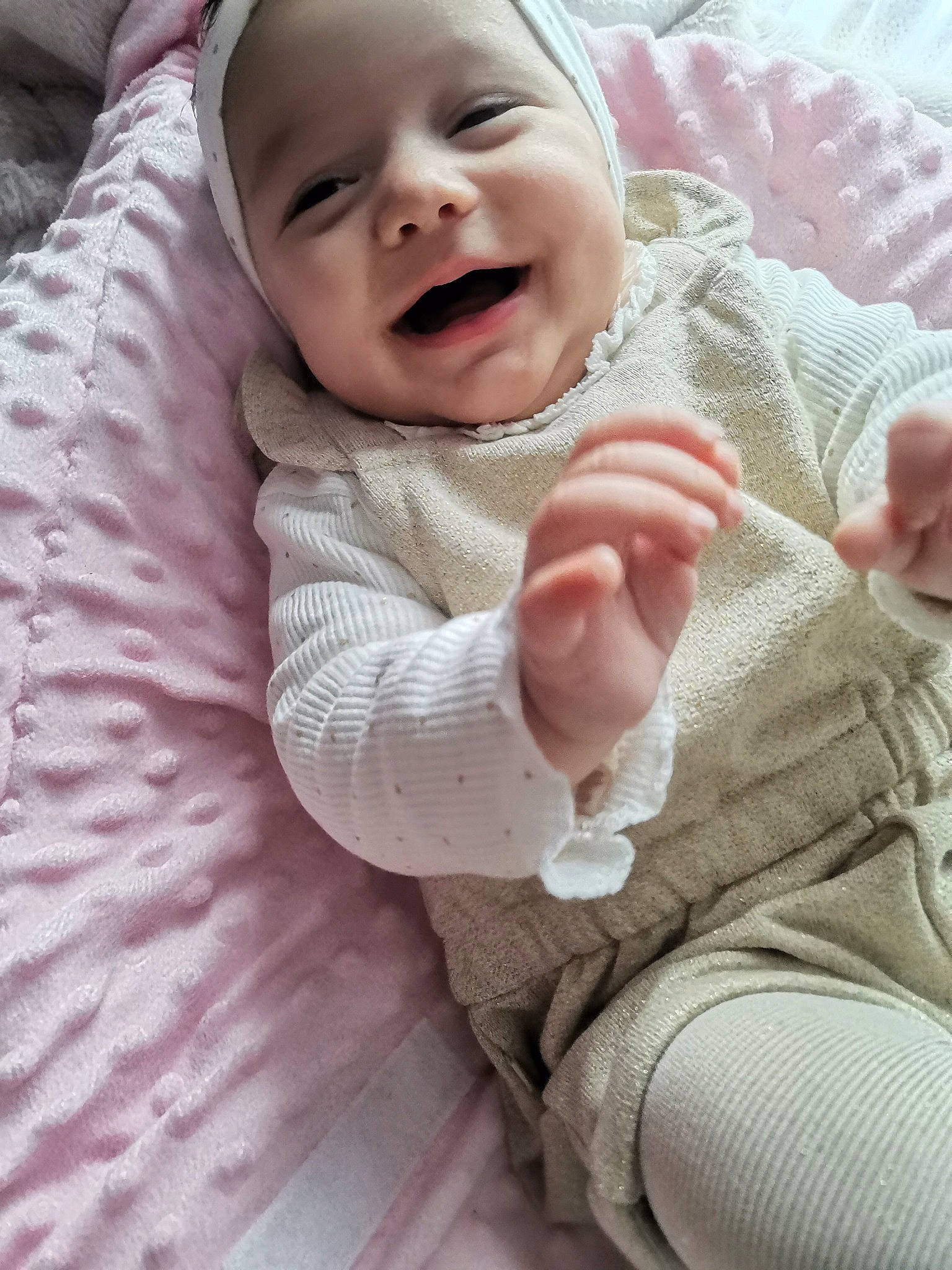 Sarah a rejoint le concours — aidez-le/la à gagner de superbes lots ! arm, baby, baby_laughing, baby_toddler_clothing, cheek, comfort, eye, finger, gesture, happy, headwear, human_body, lip, mouth, nose, person, pink, skin, sleeve, smile