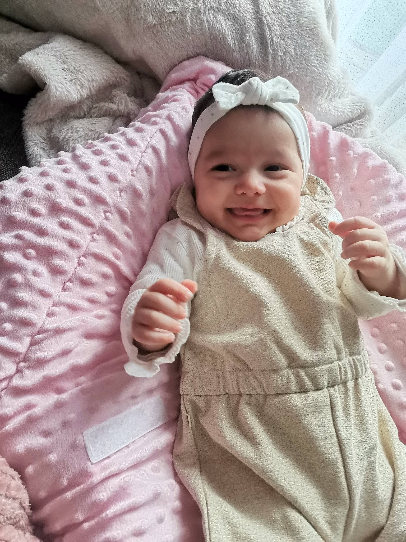 Sarah a rejoint le concours — aidez-le/la à gagner de superbes lots ! arm, baby, baby_toddler_clothing, cheek, chin, comfort, eye, gesture, happy, head, headgear, headwear, joy, magenta, outerwear, person, pink, skin, sleeve, smile