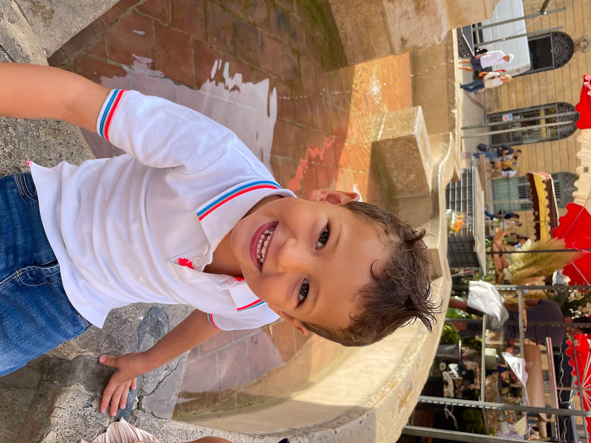 Theo a rejoint le concours — aidez-le/la à gagner de superbes lots ! baby, child, denim, fun, happy, hat, house, joy, leisure, person, sandal, smile, street, t_shirt, toddler, tree