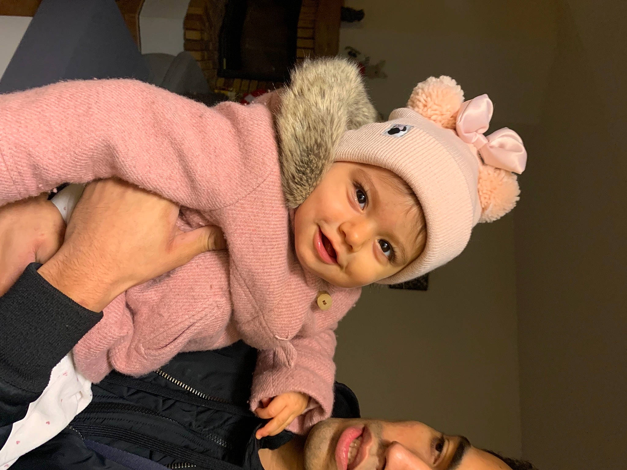 Lara participe au concours pour gagner de l'argent avec cette photo : abdomen, baby, baby_products, baby_toddler_clothing, cap, cheek, child, comfort, event, flash_photography, fun, fur, gesture, happy, hat, headwear, mouth, person, room, skin