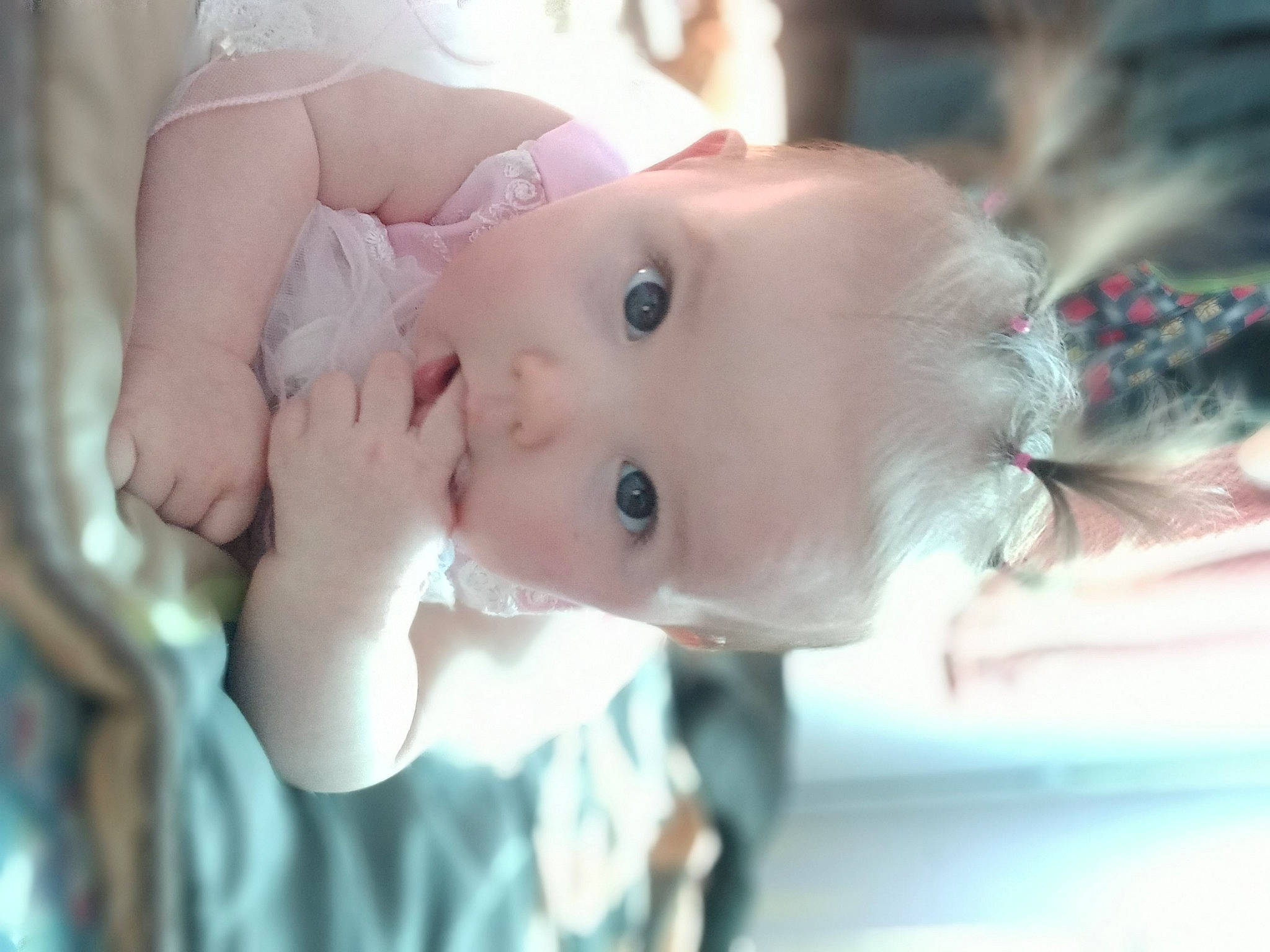 Chanel Lea a rejoint le concours — aidez-le/la à gagner de superbes lots ! arm, baby, baby_toddler_clothing, cheek, chest, child, eyebrow, eyelash, gesture, grass, happy, iris, lip, nail, nose, person, sitting, smile, thumb, toddler