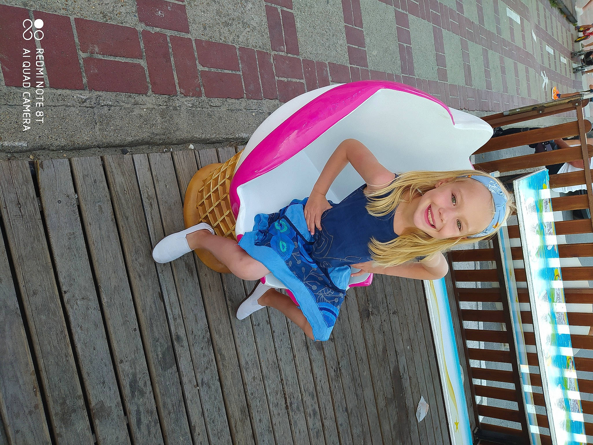 Charlyze participe au concours pour gagner de l'argent avec cette photo : building, child, city, electric_blue, eyewear, fashion_accessory, flooring, fun, happy, human_leg, joy, leisure, magenta, person, pink, smile, thigh, toddler, umbrella, vacation