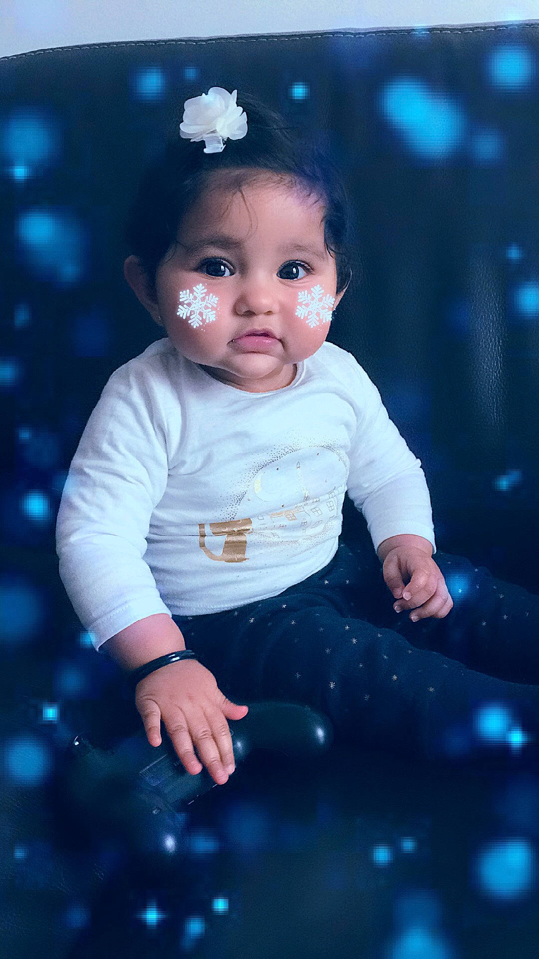 Sarah a rejoint le concours — aidez-le/la à gagner de superbes lots ! beauty, blue, boy, child, emotion, eye, face, facial_expression, fun, girl, head, infant, light, person, photograph, photography, skin, smile, standing, toddler