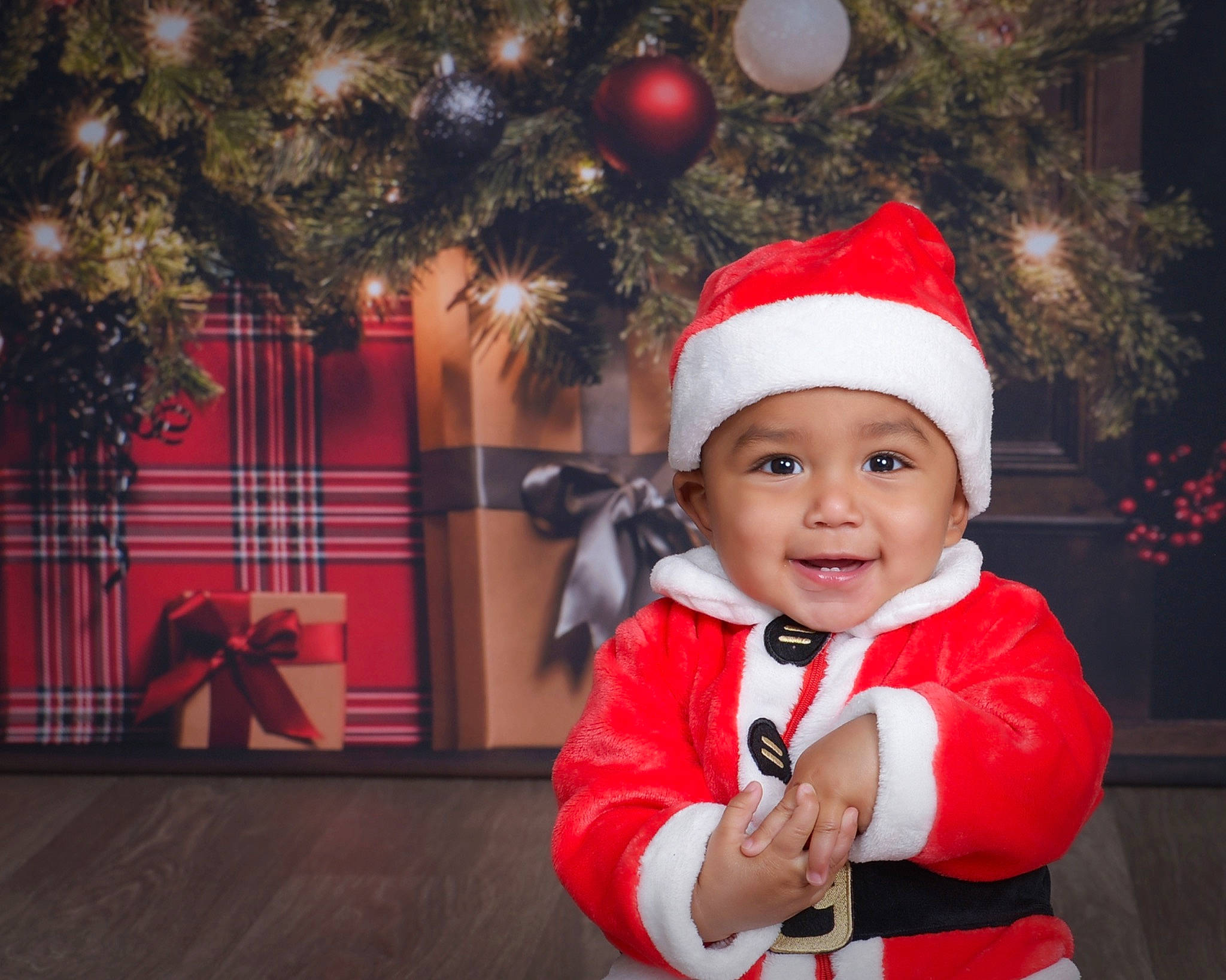 Julian is registered to the contest to win money with this photo: baby, baby_toddler_clothing, christmas, christmas_decoration, christmas_ornament, christmas_tree, costume_hat, event, fun, happy, headwear, holiday, joy, lap, light, ornament, person, santa_claus, sleeve, smile
