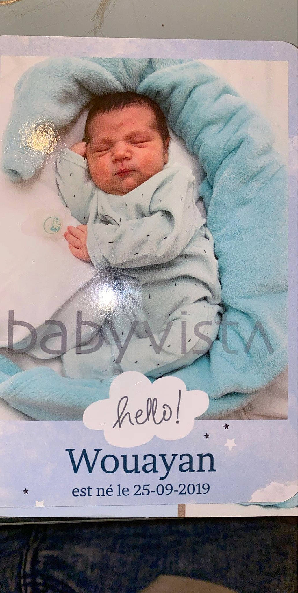 Wouayan a rejoint le concours — aidez-le/la à gagner de superbes lots ! aqua, baby, baby_products, baby_safety, baby_sleeping, baby_toddler_clothing, blanket, cheek, child, comfort, hood, human, linens, person, photo_caption, poster, publication, sleeve, teal, toddler