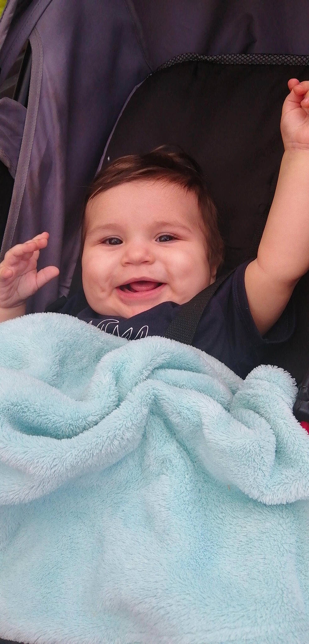 Wouayan participe au concours pour gagner de l'argent avec cette photo : baby, baby_toddler_clothing, cheek, child, eyebrow, eyelash, facial_expression, finger, gesture, happy, lip, nail, organ, person, skin, textile, thumb, toddler, tongue, tooth