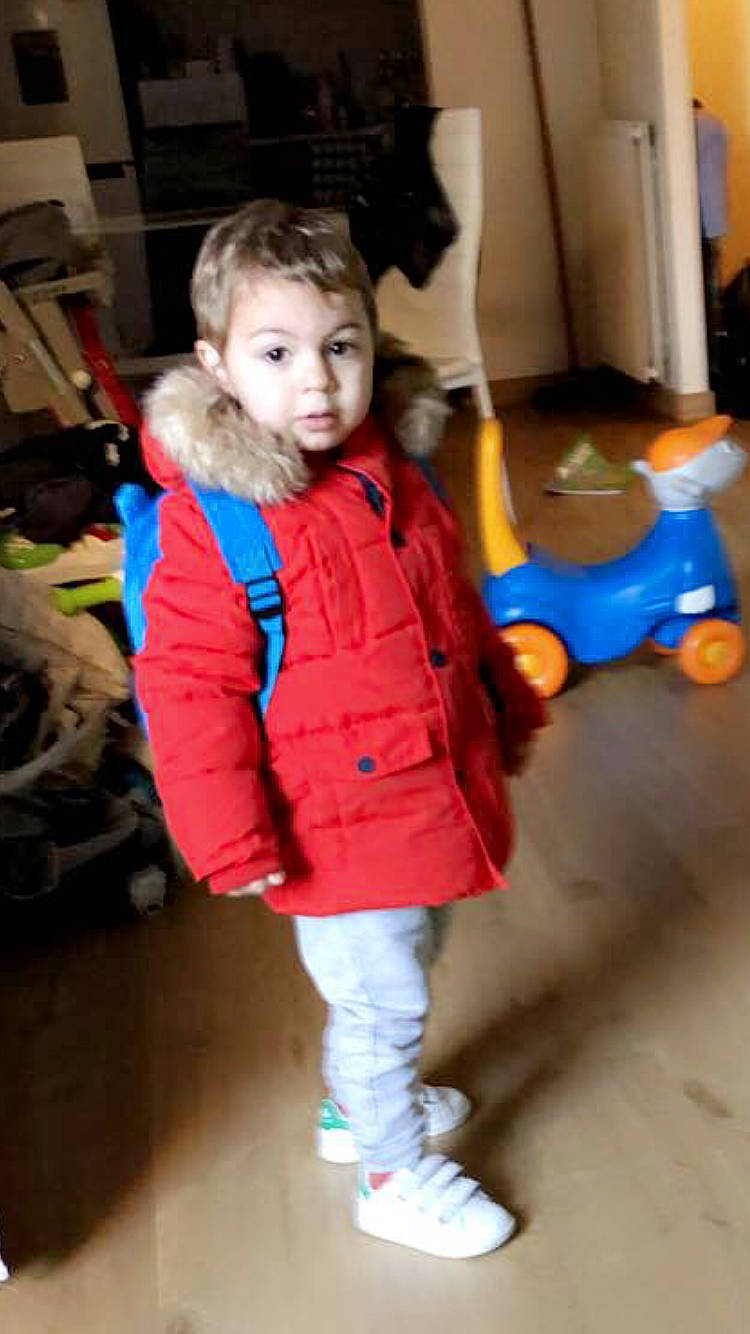 Marwan participe au concours pour gagner de l'argent avec cette photo : baby, baby_toddler_clothing, baby_toys, child, child_model, fur, fur_clothing, hood, jacket, natural_material, parka, person, plastic, play, riding_toy, shelf, sock, stuffed_toy, toddler, toy