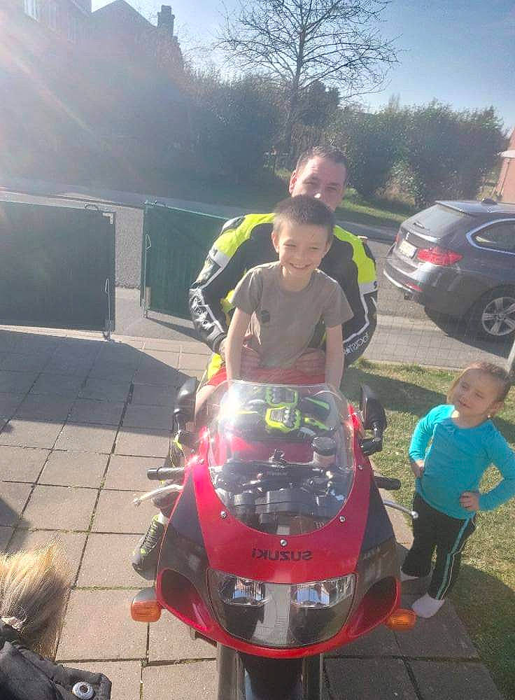 Dymatheo a rejoint le concours — aidez-le/la à gagner de superbes lots ! asphalt, automotive_design, automotive_exterior, automotive_lighting, automotive_tire, car, fender, fuel_tank, headlamp, joy, land_vehicle, motor_vehicle, motorcycle_fairing, motorcycle_helmet, motorcycling, person, rim, sky, tire, tree