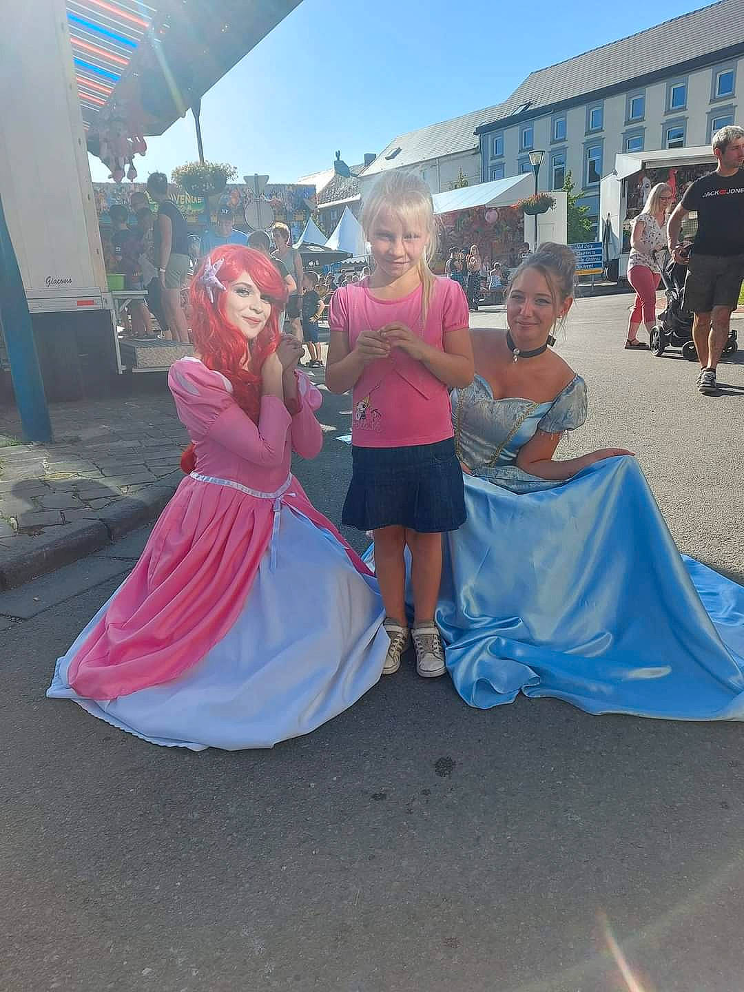 Lauredana participe au concours pour gagner de l'argent avec cette photo : asphalt, costume, dress, event, festival, fun, hat, joy, leisure, luxury_vehicle, magenta, motor_vehicle, person, pink, pole, public_event, recreation, road, shorts, sky