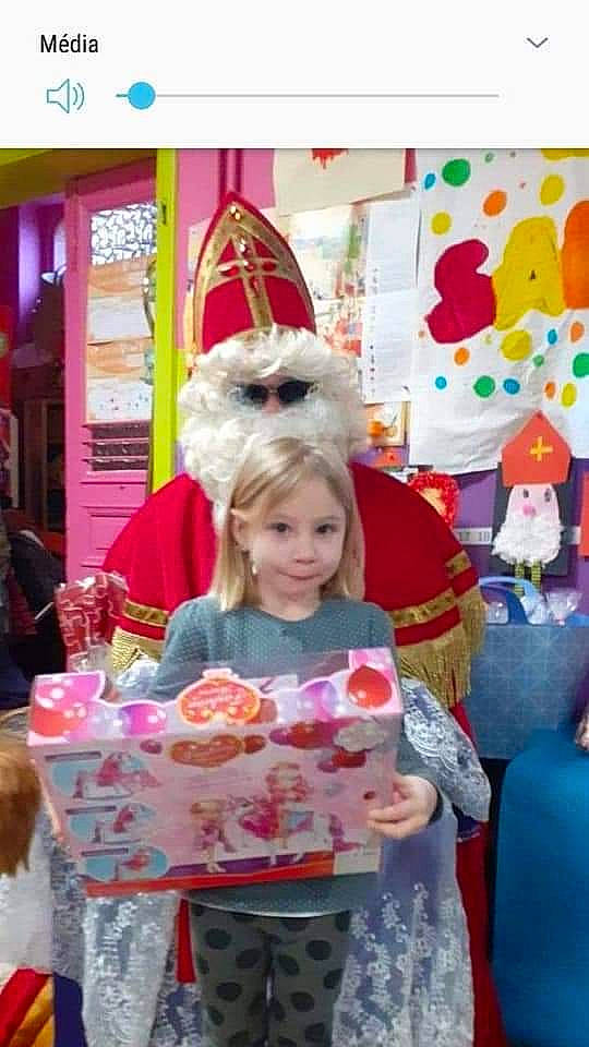 Lauredana participe au concours pour gagner de l'argent avec cette photo : birthday_party, child, christmas, christmas_eve, dessert, event, fast_food, food, fun, happy, holiday, icing, party, party_supply, person, room, santa_claus, smile, toddler, tradition