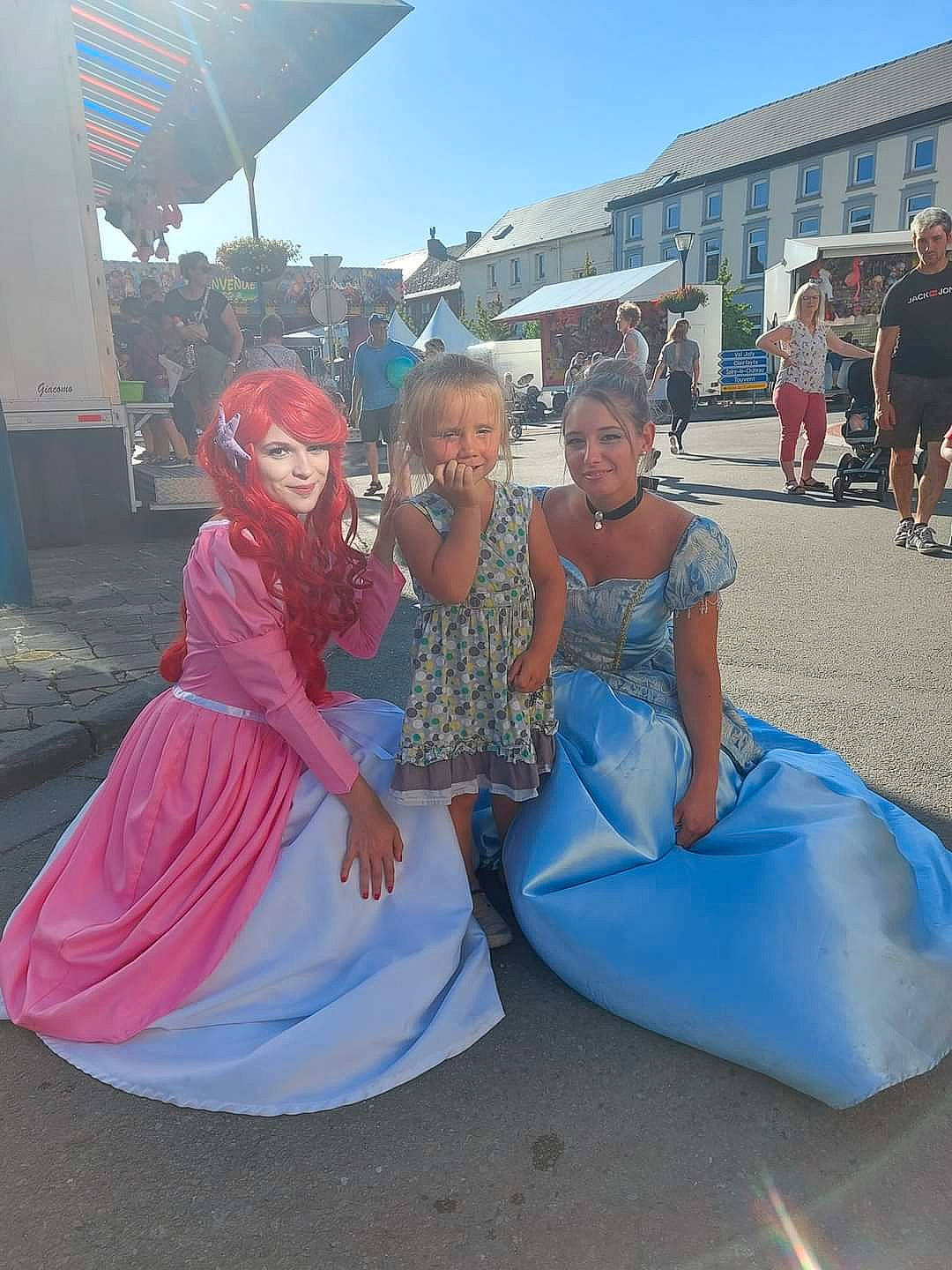 Lauriana a rejoint le concours — aidez-le/la à gagner de superbes lots ! event, fun, happy, hat, headwear, joy, leisure, luxury_vehicle, person, pink, public_event, public_space, recreation, sandal, sitting, sky, smile, summer, tourism, tradition