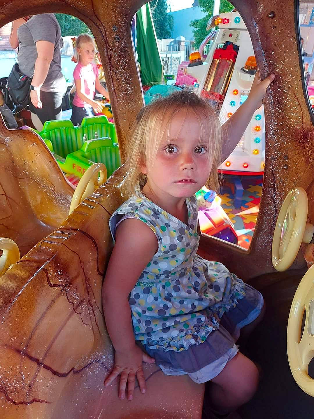 Lauriana participe au concours pour gagner de l'argent avec cette photo : blond, child, city, facial_expression, fawn, fun, hairstyle, happy, head, human, human_body, human_settlement, leisure, organ, person, play, public_space, recreation, thigh, toddler