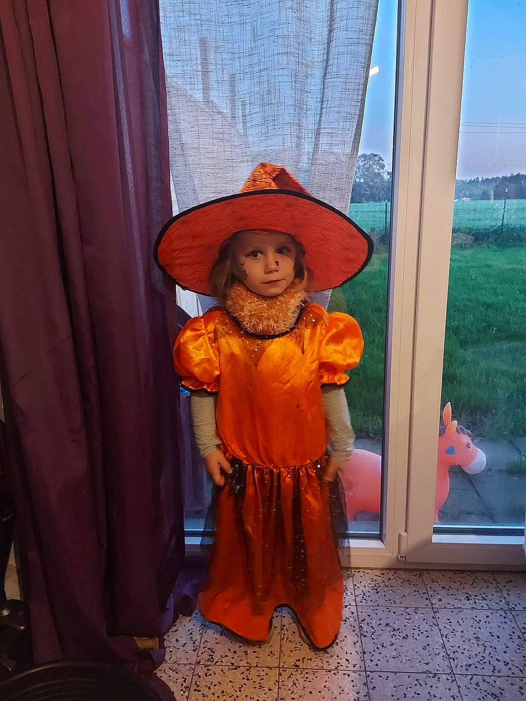 Lauriana a rejoint le concours — aidez-le/la à gagner de superbes lots ! child, costume, costume_hat, curtain, door, fashion_accessory, fun, hat, headgear, headwear, orange, peach, person, pumpkin, room, sun_hat, textile, tints_and_shades, toddler, vegetable
