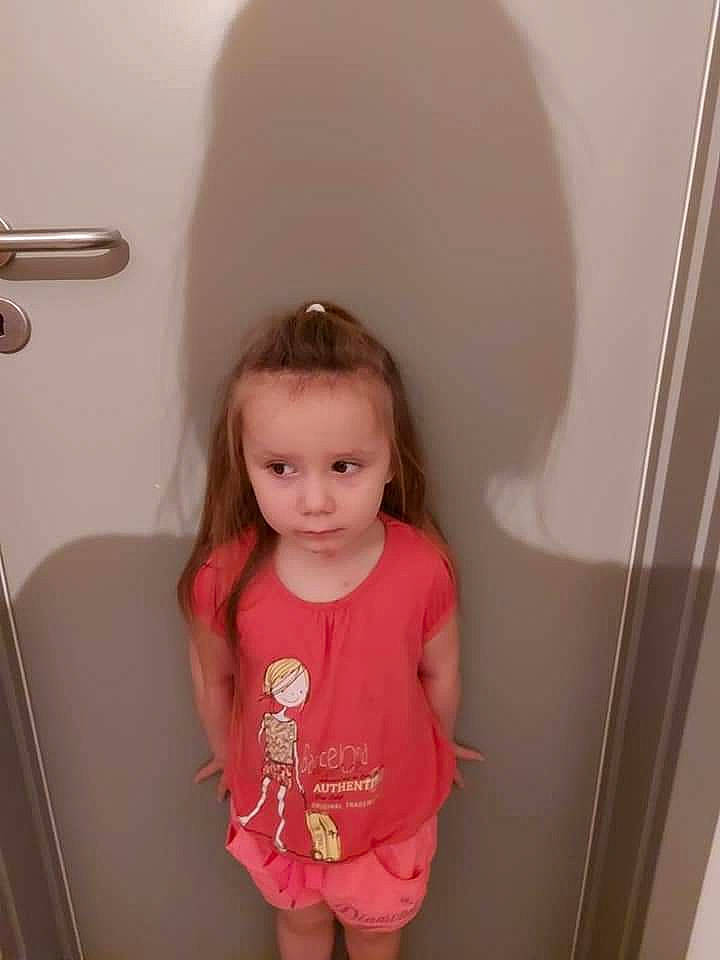 Lauriana participe au concours pour gagner de l'argent avec cette photo : baby_toddler_clothing, child, chin, door, door_handle, fun, hairstyle, happy, joint, magenta, person, pink, room, shorts, shoulder, skin, sleeve, standing, t_shirt, toddler