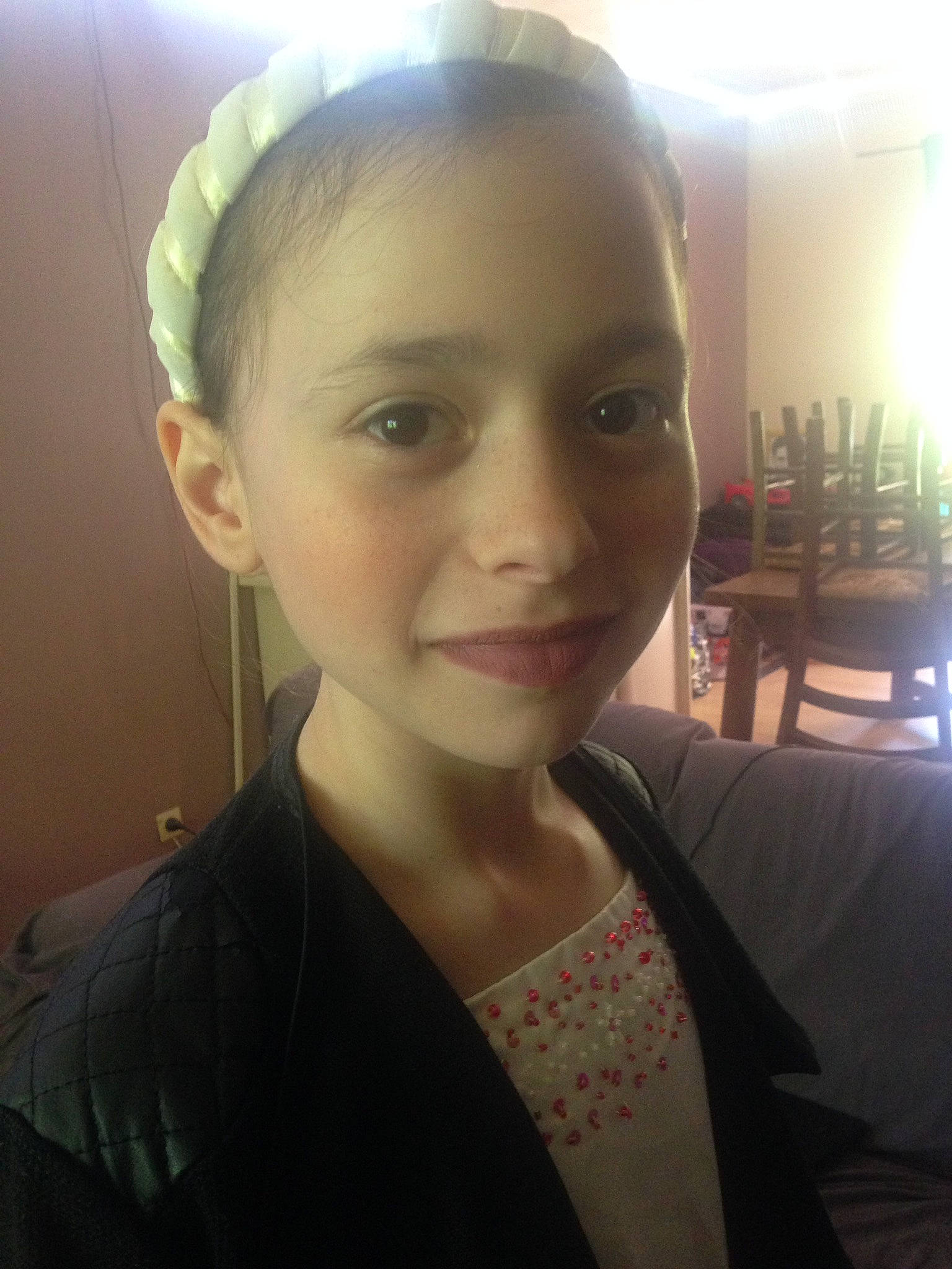 Manon a rejoint le concours — aidez-le/la à gagner de superbes lots ! ear, eyebrow, eyelash, forehead, hair_accessory, hairstyle, headband, headpiece, jaw, joy, lip, person, portrait, portrait_photography, selfie