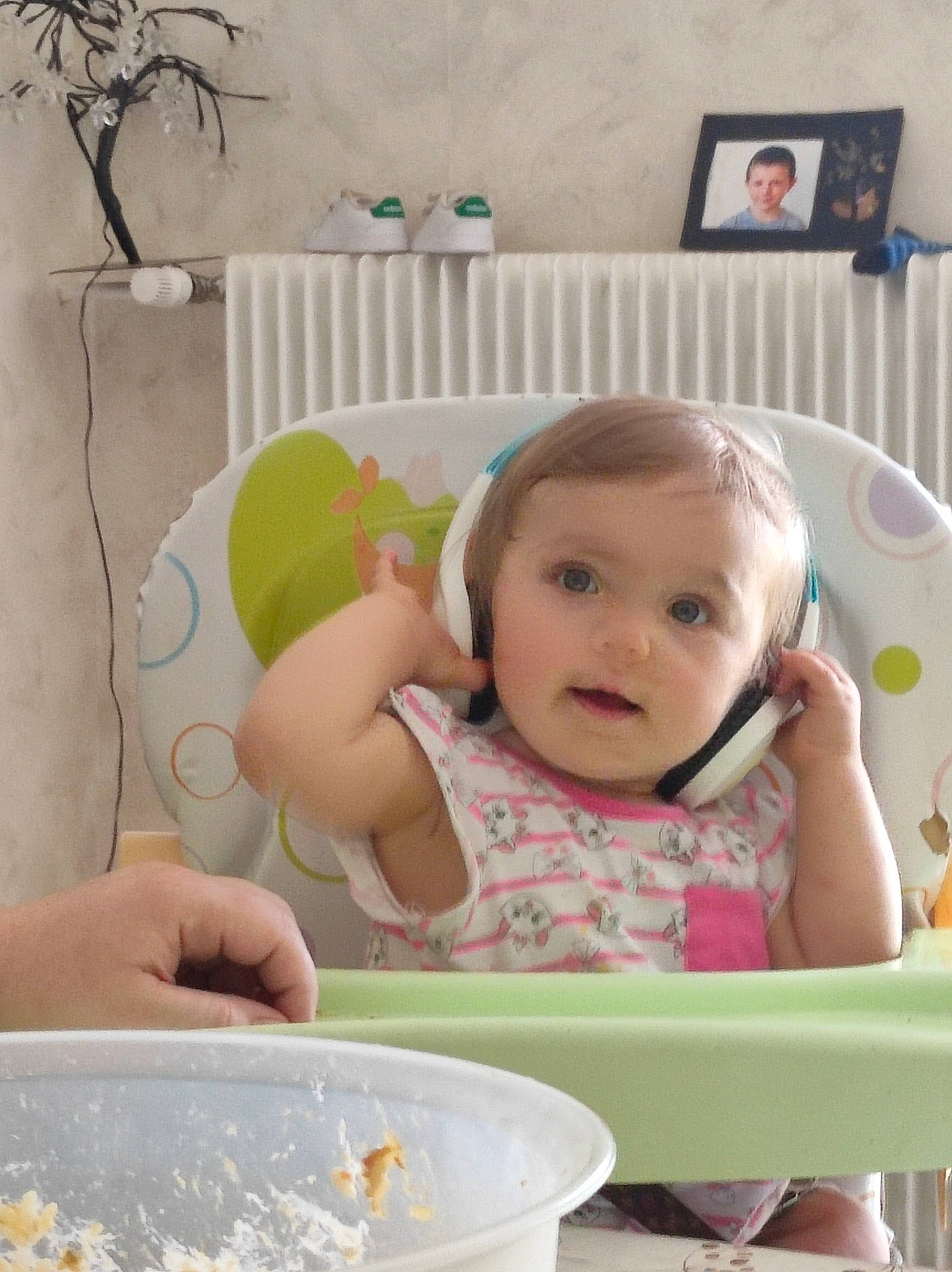 Shana participe au concours pour gagner de l'argent avec cette photo : baby, baby_products, baby_safety, baby_toddler_clothing, bib, cheek, child, comfort_food, dishware, drinkware, happy, person, play, room, serveware, sitting, smile, snapshot, tableware, toddler