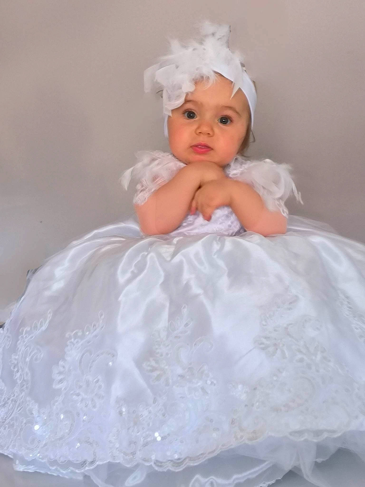 Shana a rejoint le concours — aidez-le/la à gagner de superbes lots ! bridal_accessory, bridal_party_dress, day_dress, dress, embellishment, event, fashion_design, formal_wear, gown, hair_accessory, head, headgear, headpiece, headwear, iris, one_piece_garment, peach, person, petal, ruffle