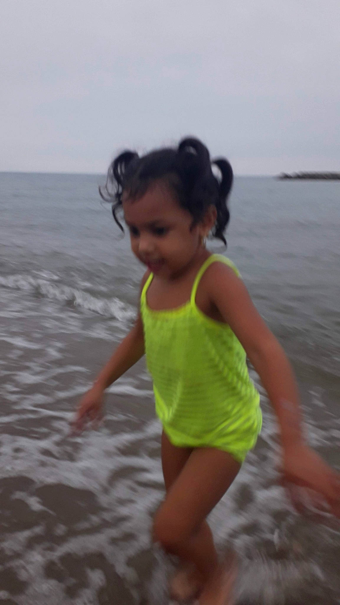 Camila a rejoint le concours — aidez-le/la à gagner de superbes lots ! beach, eye, flash_photography, fun, hair, happy, human_leg, leisure, one_piece_swimsuit, people_in_nature, people_on_beach, person, recreation, sand, shore, sky, smile, summer, thigh, toddler