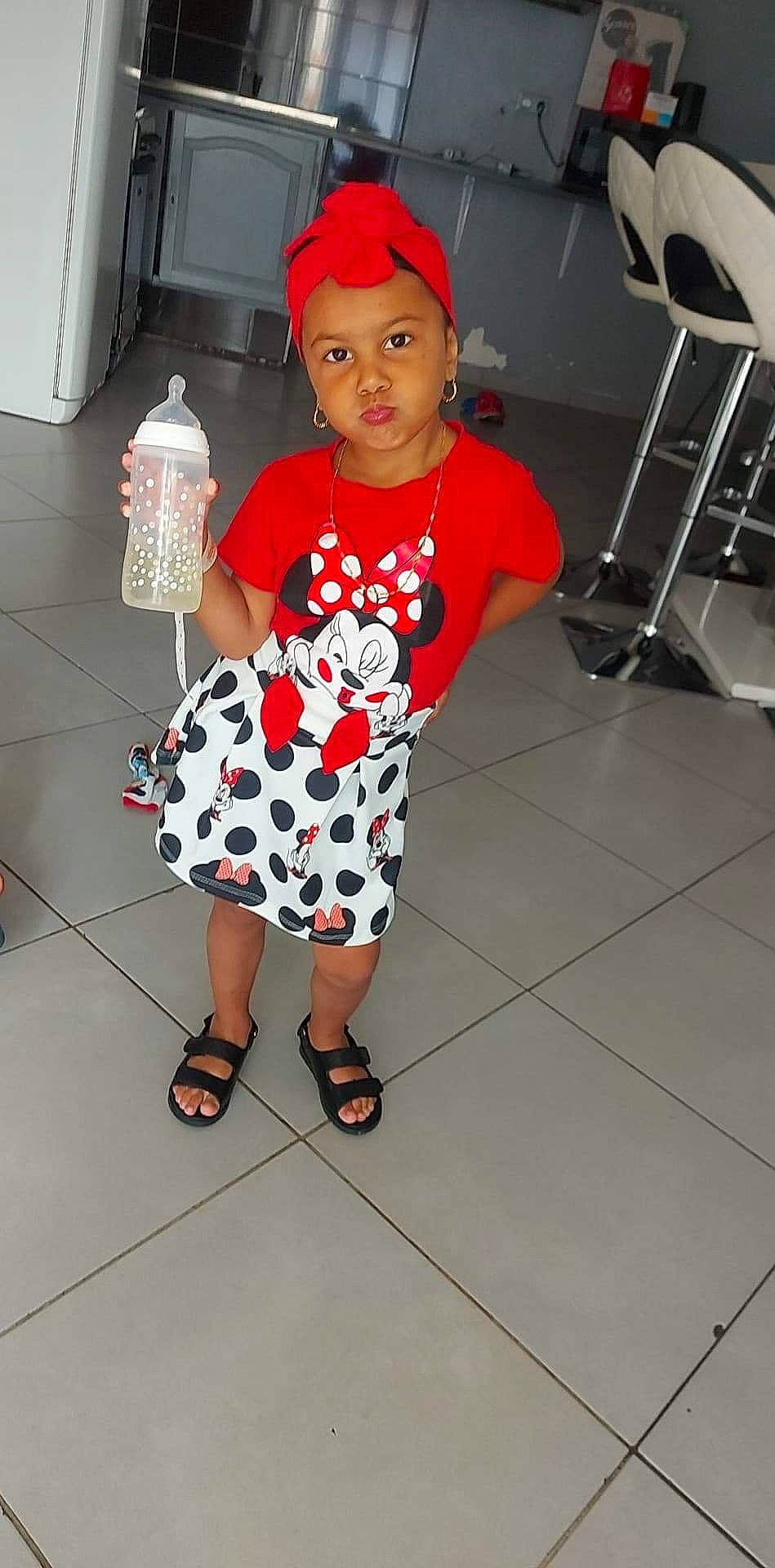 Camila participe au concours pour gagner de l'argent avec cette photo : baby_toddler_clothing, cap, clothing, cool, fashion_design, floor, flooring, fun, hairstyle, happy, hat, headwear, human_leg, one_piece_garment, pattern, person, sandal, sleeve, sneakers, street_fashion