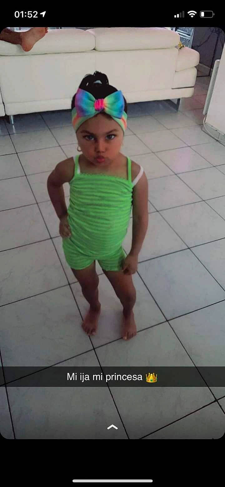 Camila participe au concours pour gagner de l'argent avec cette photo : baby, baby_toddler_clothing, cap, door, floor, flooring, fun, goggles, happy, hat, headwear, human_leg, knee, neck, person, personal_protective_equipment, sleeve, sportswear, t_shirt, thigh