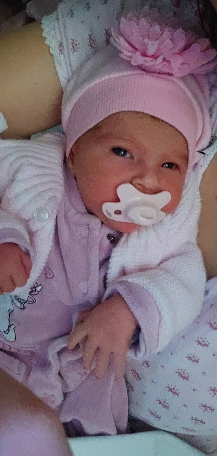 Djema a rejoint le concours — aidez-le/la à gagner de superbes lots ! baby, baby_products, baby_toddler_clothing, cap, cheek, child, comfort, facial_expression, hat, headgear, headwear, lip, organ, outerwear, person, photograph, pink, product, skin, sleeve