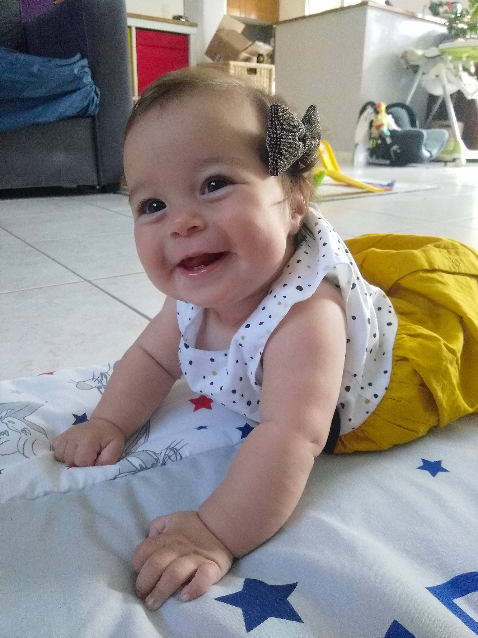 Roxane participe au concours pour gagner de l'argent avec cette photo : baby, child, eye, face, head, person, sitting, skin, smile, toddler