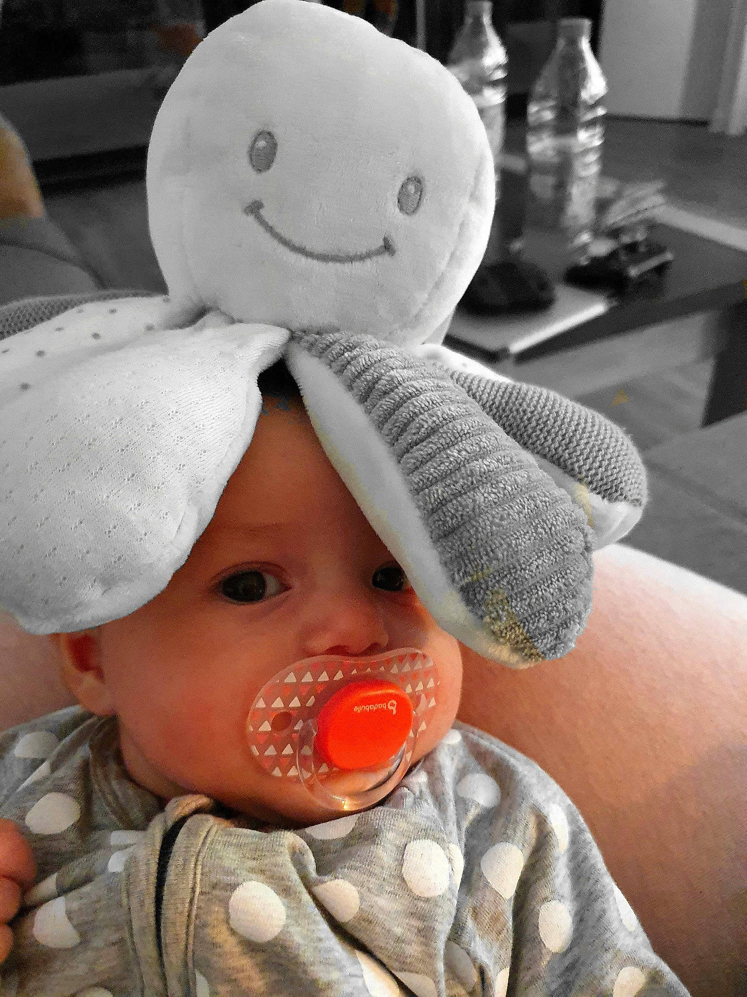 Justine a rejoint le concours — aidez-le/la à gagner de superbes lots ! baby, baby_toddler_clothing, cap, cheek, chin, comfort, face, finger, happy, headgear, headwear, lip, mouth, nose, people, person, photograph, product, skin, table