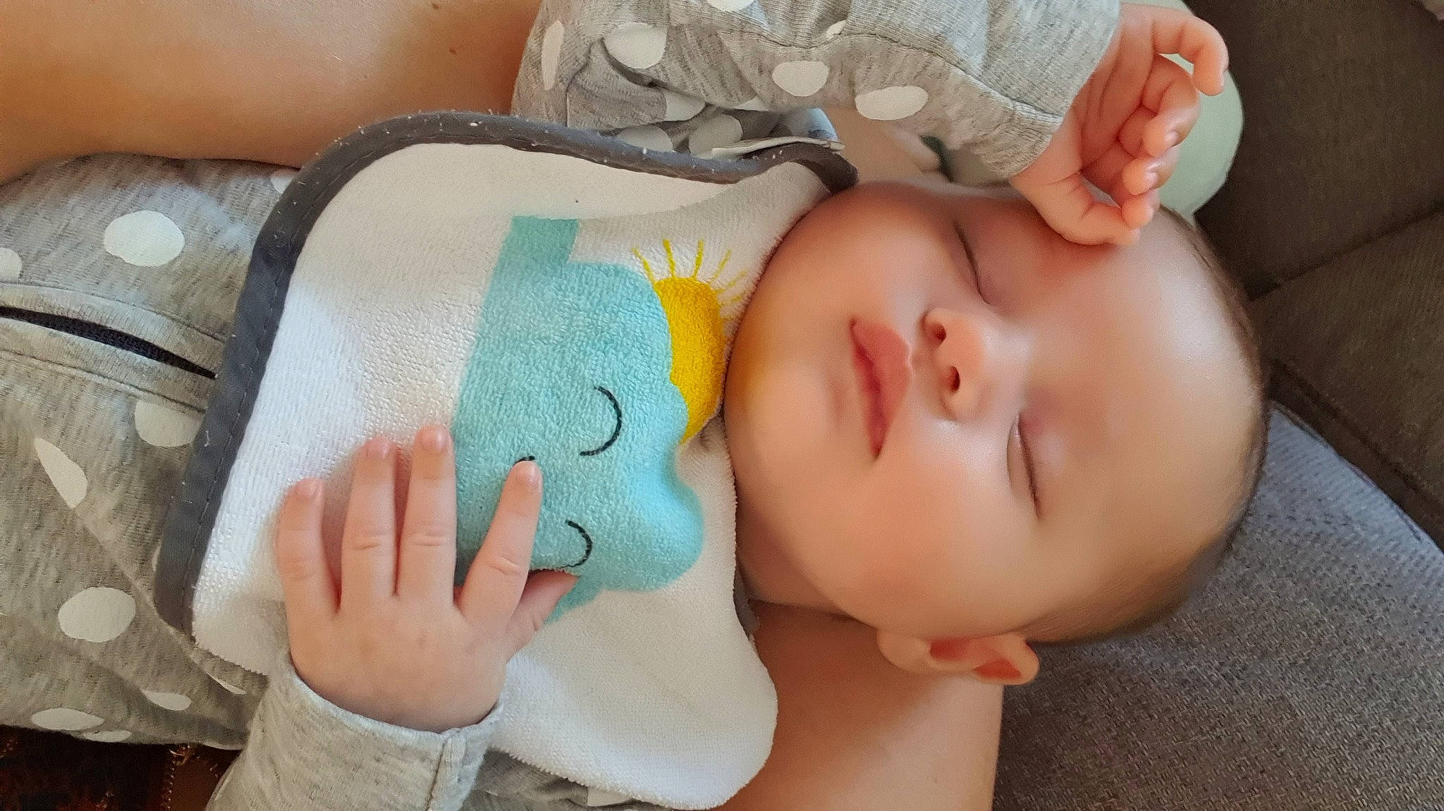 Justine a rejoint le concours — aidez-le/la à gagner de superbes lots ! arm, baby_sleeping, baby_toddler_clothing, cheek, chin, comfort, ear, eye, eyebrow, eyelash, face, gesture, head, human_body, lip, mouth, neck, nose, person, skin