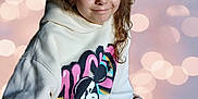 Lola participe au concours pour gagner de l'argent avec cette photo : child, girl, hoodie, mickey_mouse, curly_hair, scrunchie, smile, bokeh, lights, casual_clothing, portrait, young, sitting, indoor, cute, fashion, relaxed, happy, background, soft_lighting