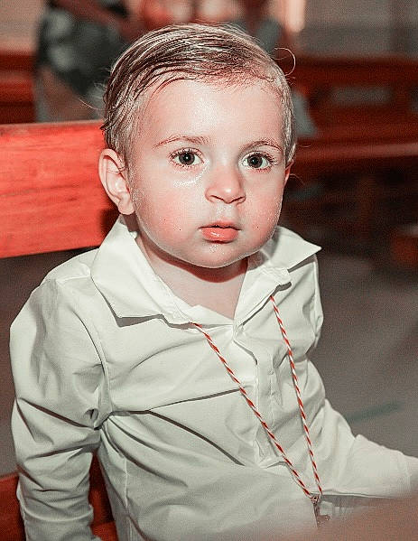 Ruben participe au concours pour gagner de l'argent avec cette photo : baby, cheek, child, eye, eyelash, face, flash_photography, forehead, fun, happy, head, iris, lip, neck, nose, person, portrait_photography, sleeve, toddler, tradition