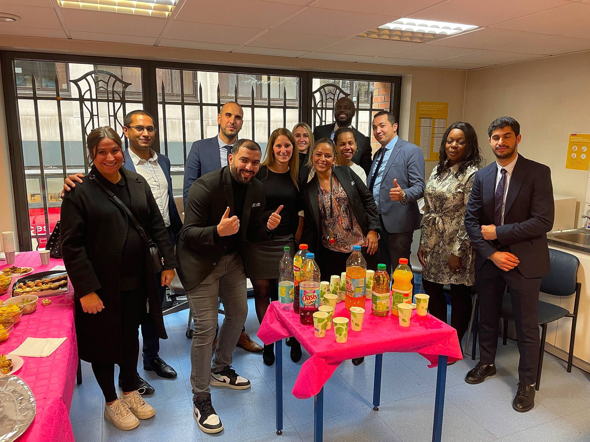 Ines a rejoint le concours — aidez-le/la à gagner de superbes lots ! chair, coat, community, customer, employment, event, flower, footwear, houseplant, interior_design, job, joy, leisure, person, room, sharing, smile, suit, table, team