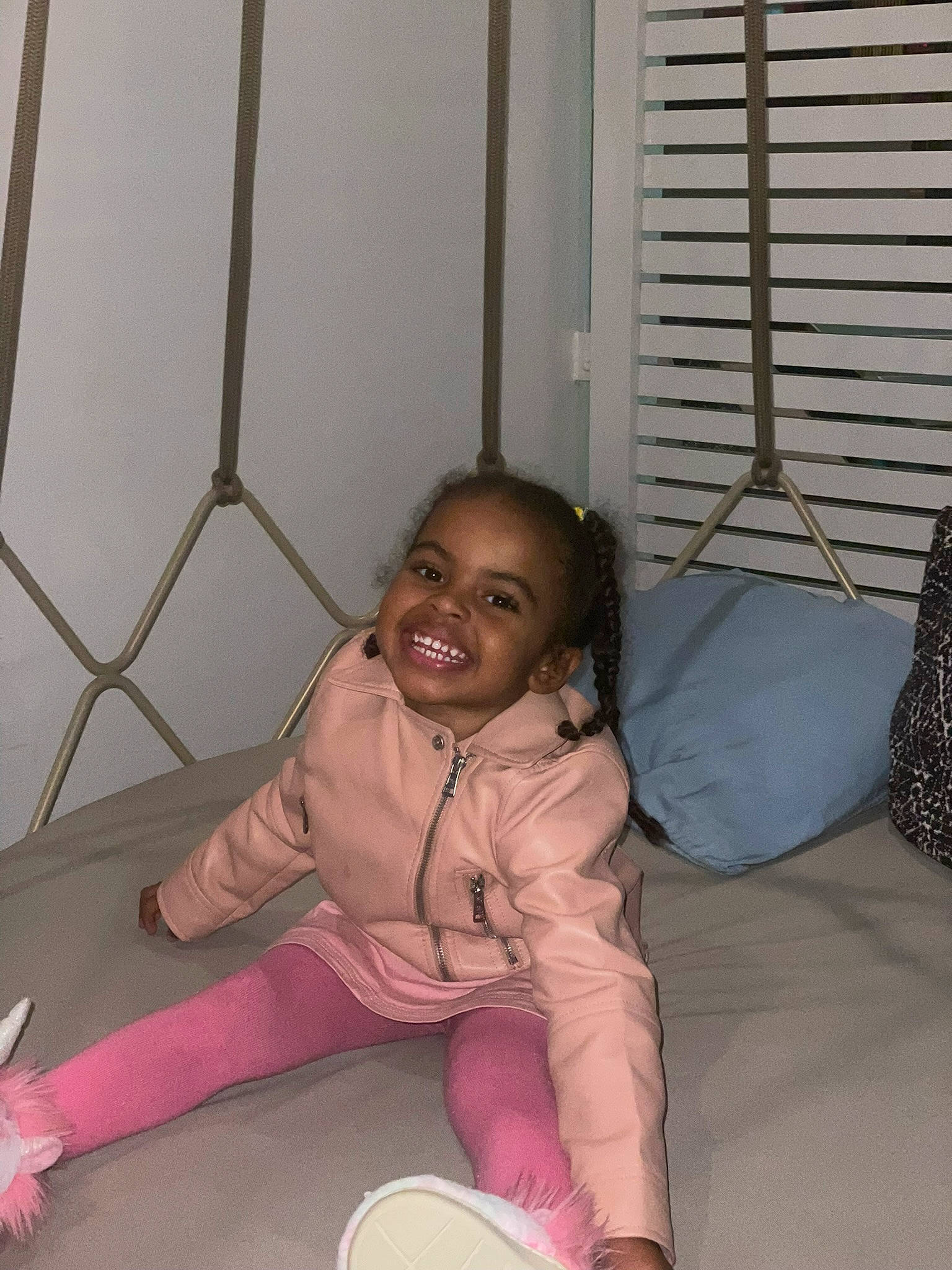 Ines participe au concours pour gagner de l'argent avec cette photo : arm, baby_toddler_clothing, bed, child, comfort, eye, flooring, fun, happy, human_leg, joy, knee, person, room, sitting, skin, smile, sock, thigh, thumb