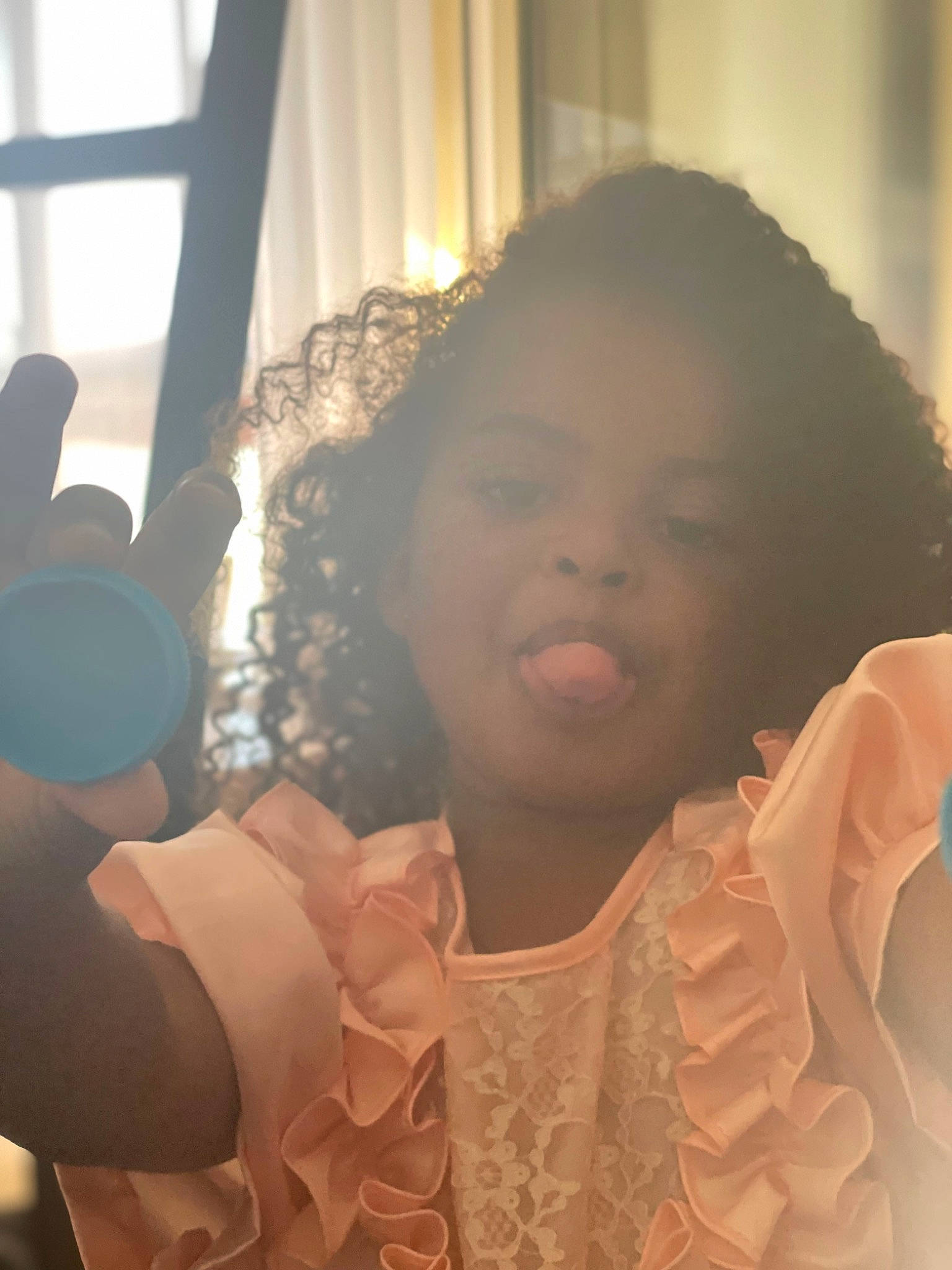 Ines a rejoint le concours — aidez-le/la à gagner de superbes lots ! beauty, bridal_accessory, curtain, dress, event, fashion_accessory, fashion_design, formal_wear, fun, gesture, happy, headpiece, jewellery, lens_flare, long_hair, peach, person, room, selfie, textile