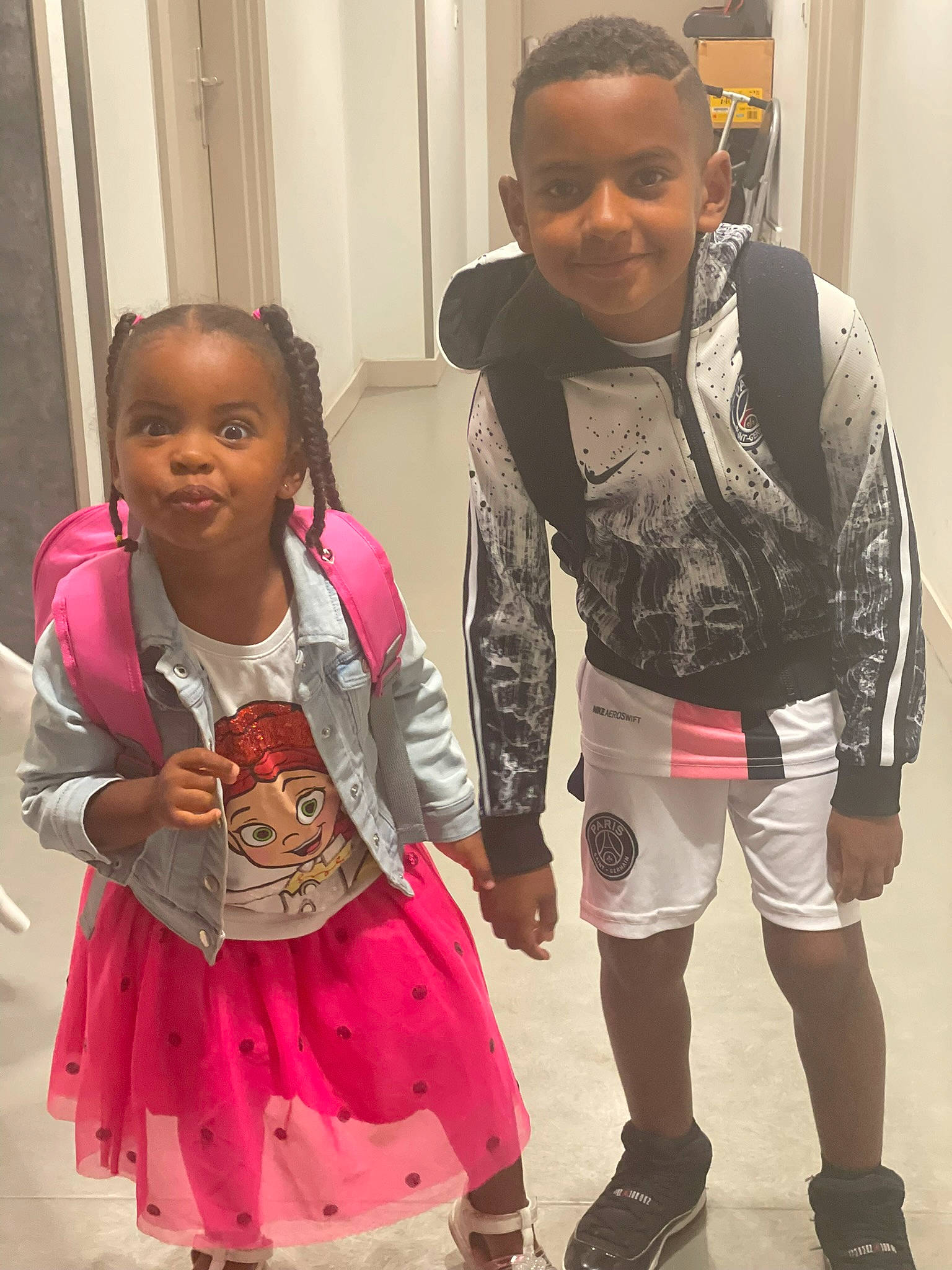 Ines a rejoint le concours — aidez-le/la à gagner de superbes lots ! child, cool, door, event, face, fashion_design, fun, hairstyle, happy, jewellery, joy, leg, person, pink, shorts, skin, sleeve, smile, standing, thigh