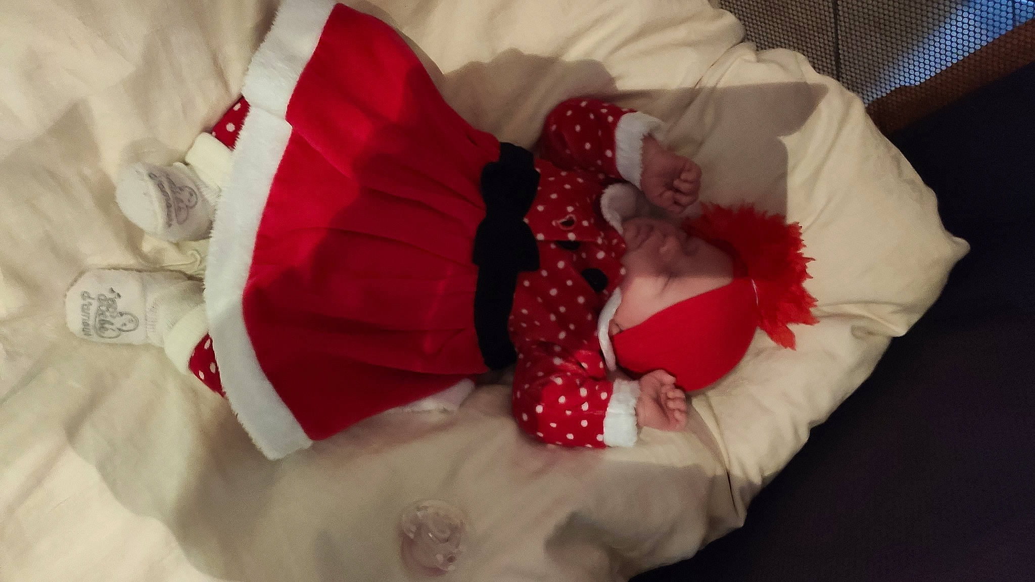 Joy a rejoint le concours — aidez-le/la à gagner de superbes lots ! artificial_flower, baby_toddler_clothing, comfort, cut_flowers, dress, embellishment, flower, hair_accessory, headgear, headpiece, jewellery, linens, magenta, pattern, petal, plant, rose, rose_family, rose_order, wedding_ceremony_supply