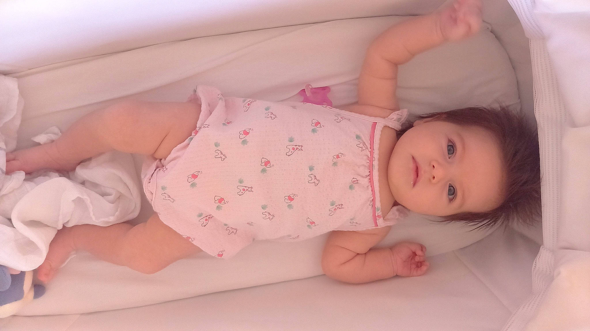 Serena participe au concours pour gagner de l'argent avec cette photo : arm, baby, baby_sleeping, baby_toddler_clothing, bed, child, comfort, eyelash, finger, hand, headgear, human_body, leg, linens, pattern, person, pink, skin, sleeve, textile