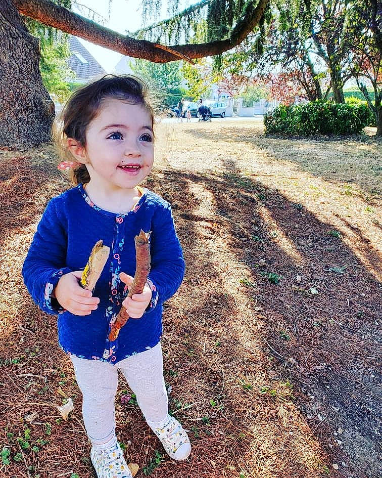 Lana a rejoint le concours — aidez-le/la à gagner de superbes lots ! baby, baby_toddler_clothing, child, electric_blue, eye, fun, grass, happy, leisure, pattern, people_in_nature, person, plant, play, recreation, sitting, sleeve, smile, soil, toddler