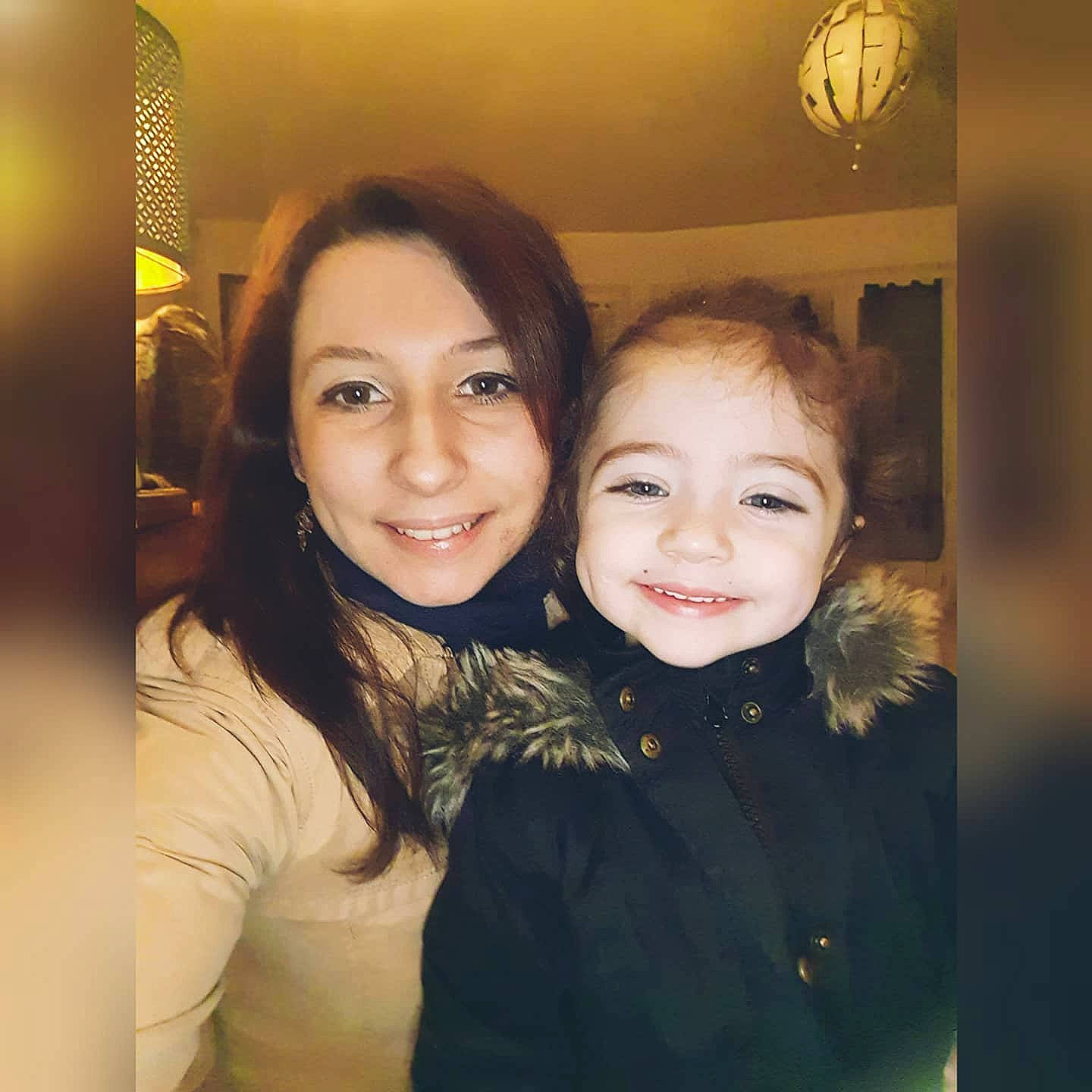 Lana participe au concours pour gagner de l'argent avec cette photo : brown_hair, cheek, child, event, eye, flash_photography, formal_wear, fun, fur, happy, iris, jewellery, joy, lamp, laugh, lighting, outerwear, person, picture_frame, selfie