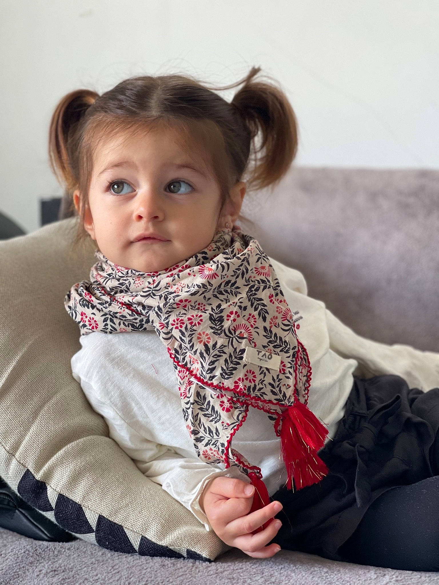 Melya a rejoint le concours — aidez-le/la à gagner de superbes lots ! baby, baby_toddler_clothing, cheek, child, chin, collar, comfort, eye, eyebrow, eyelash, facial_expression, hair, happy, iris, lip, nose, person, sitting, skin, sleeve