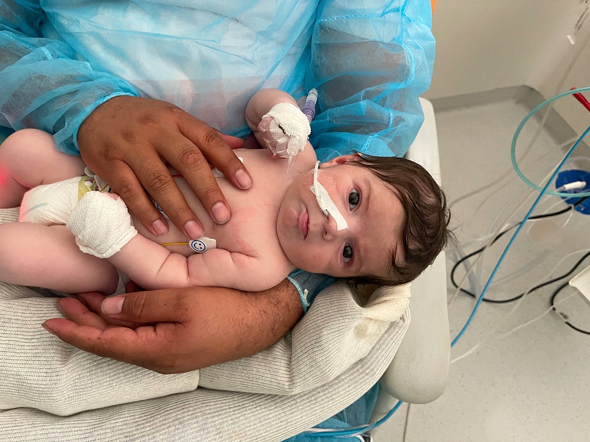 Yanis participe au concours pour gagner de l'argent avec cette photo : abdomen, baby, child, comfort, eyelash, finger, gesture, hand, happy, health_care, human_leg, joint, mouth, nail, person, service, skin, thigh, thumb, toddler