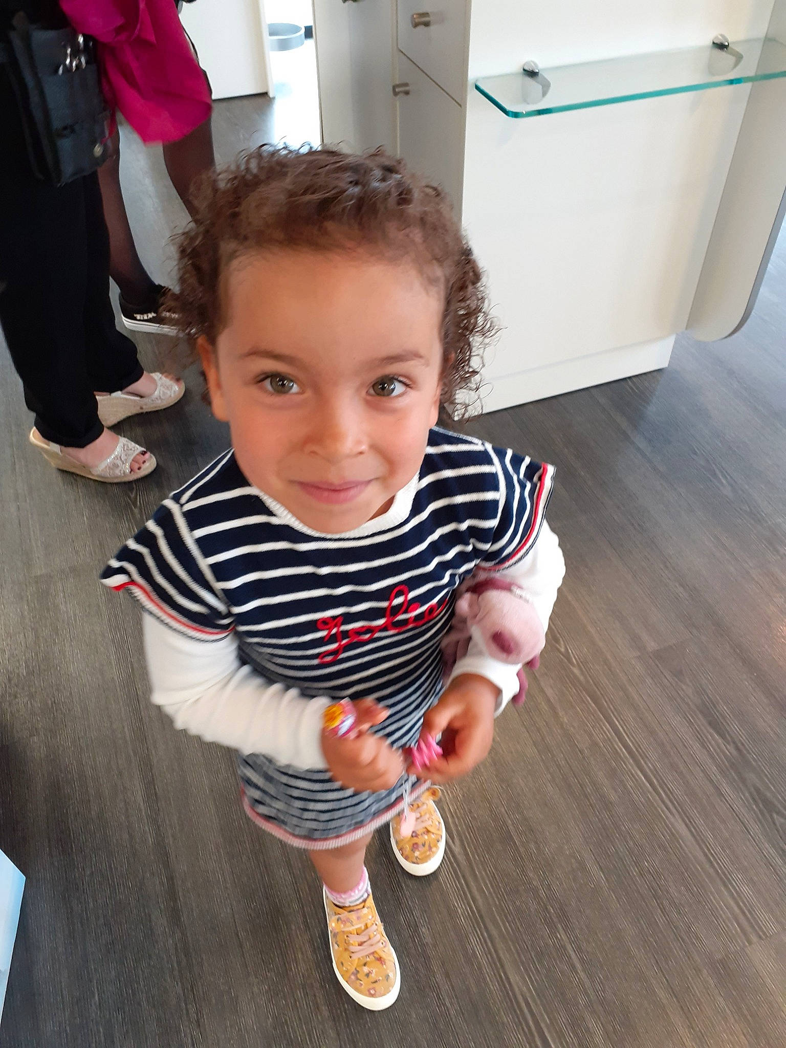 Inaya a rejoint le concours — aidez-le/la à gagner de superbes lots ! baby, cheek, child, electronic_device, finger, floor, flooring, footwear, joy, leg, person, pink, play, shoe, sitting, skin, smile, standing, t_shirt, thumb