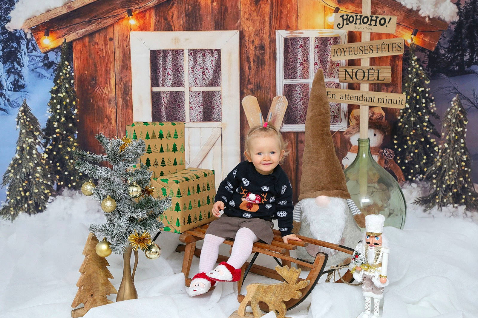 Rose a rejoint le concours — aidez-le/la à gagner de superbes lots ! chair, christmas, christmas_decoration, christmas_ornament, christmas_tree, event, fun, holiday, house, joy, ornament, person, photograph, room, smile, snapshot, snow, tree, white, window