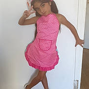Tahicyana participe au concours pour gagner de l'argent avec cette photo : bows, casual, chef_hat, child, cute, fashion, girl, indoor, long_hair, peace_sign, person, pink_apron, playful, polka_dot, portrait, pose, smile, white_shoes, white_wall, wooden_floor