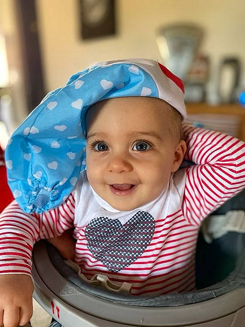 Anna participe au concours pour gagner de l'argent avec cette photo : baby, cheek, child, head, headgear, joy, person, skin, smile, sun_hat, toddler
