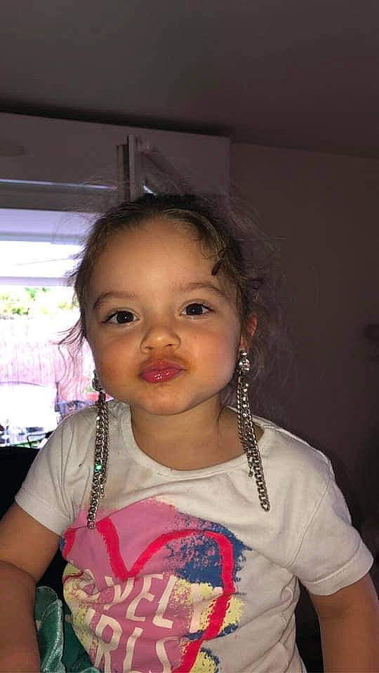 Luna participe au concours pour gagner de l'argent avec cette photo : baby_toddler_clothing, cheek, chin, ear, eye, eyebrow, eyelash, forehead, hair, happy, head, iris, jaw, lip, mouth, neck, nose, person, skin, sleeve