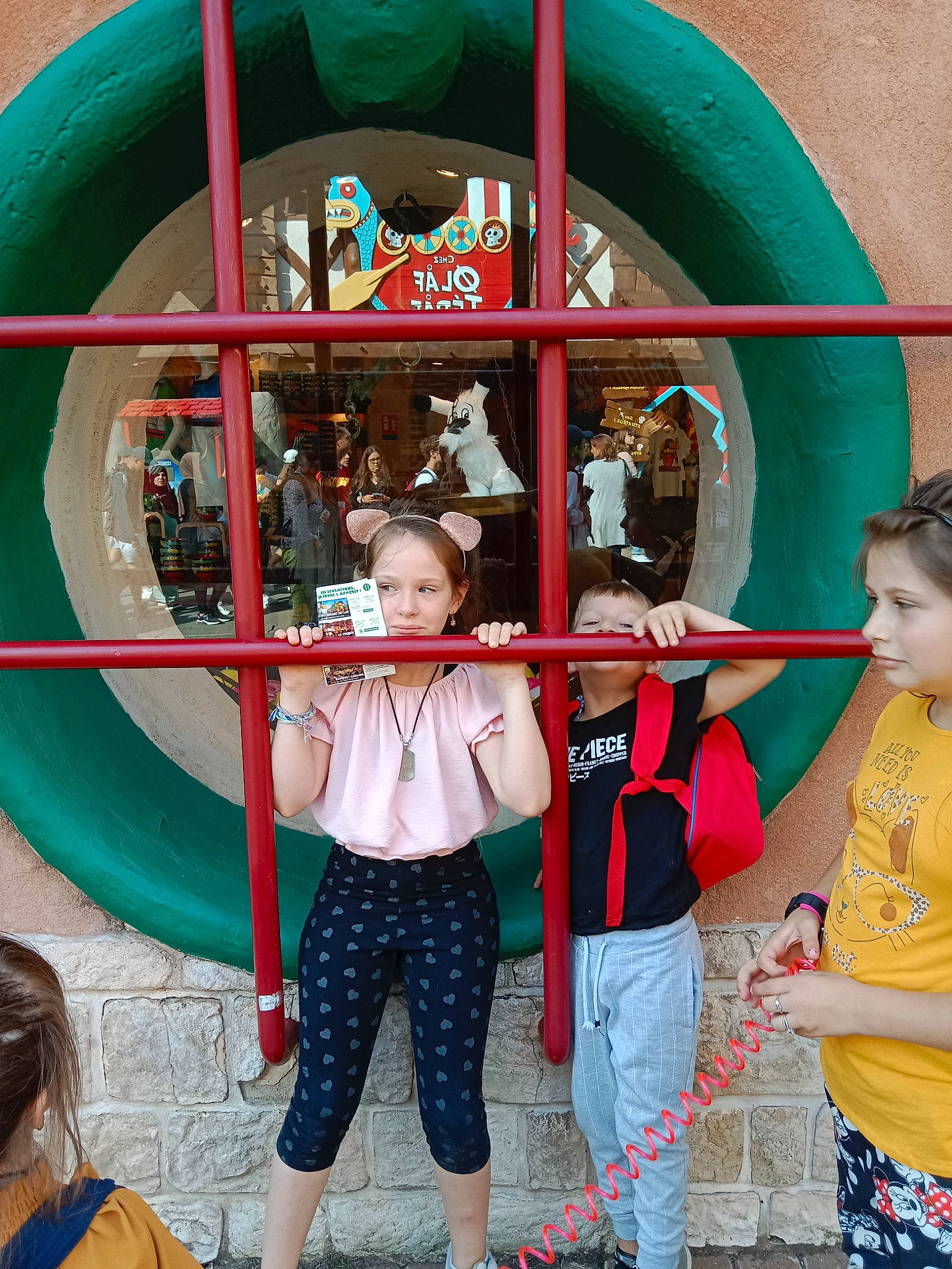 Abigail participe au concours pour gagner de l'argent avec cette photo : child, circle, city, event, fun, green, happy, leisure, outdoor_play_equipment, person, photograph, play, public_space, recreation, red, shorts, snapshot, t_shirt, toddler, vacation