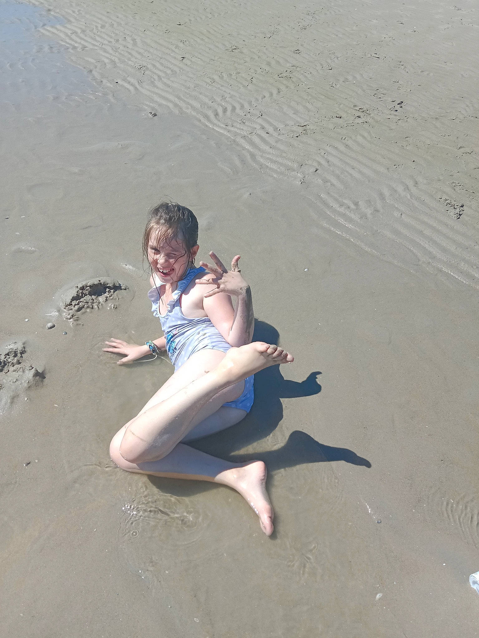 Abigail a rejoint le concours — aidez-le/la à gagner de superbes lots ! aeolian_landform, barefoot, beach, body_of_water, foot, fun, happy, human_body, human_leg, joy, landscape, leisure, people_on_beach, person, recreation, sand, shorts, singing_sand, smile, t_shirt