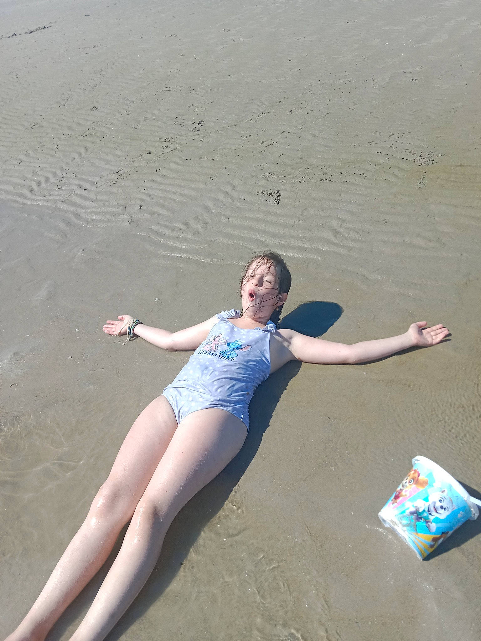 Abigail participe au concours pour gagner de l'argent avec cette photo : barefoot, beach, flash_photography, foot, fun, gesture, happy, human_leg, joint, knee, leg, leisure, people_in_nature, person, recreation, shorts, smile, sportswear, swimwear, thigh